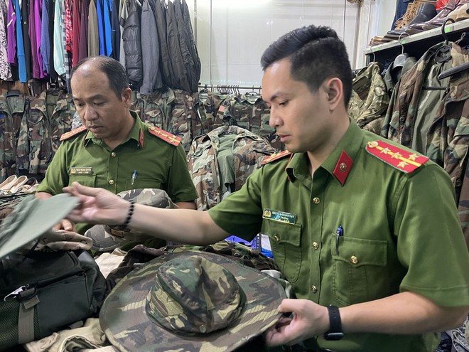 Ph&aacute;t hiện nhiều &aacute;o quần rằn ri nhập lậu tại TP Huế - Ảnh 5.