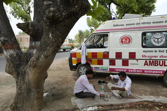 Những chiếc xe cứu thương giành giật sự sống cho bệnh nhân sốc nhiệt ở Ấn Độ - Ảnh 4.