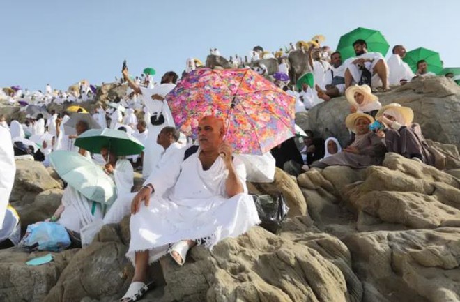 Hàng triệu người bất chấp cái nóng 48 độ C hành hương đến Thánh địa Mecca - Ảnh 6.