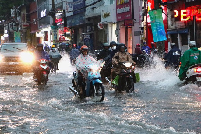 TP HCM: Mưa lớn, hàng loạt tuyến đường nuốt nửa xe máy - Ảnh 7.