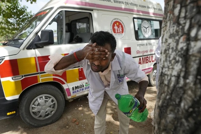 Những chiếc xe cứu thương giành giật sự sống cho bệnh nhân sốc nhiệt ở Ấn Độ - Ảnh 3.