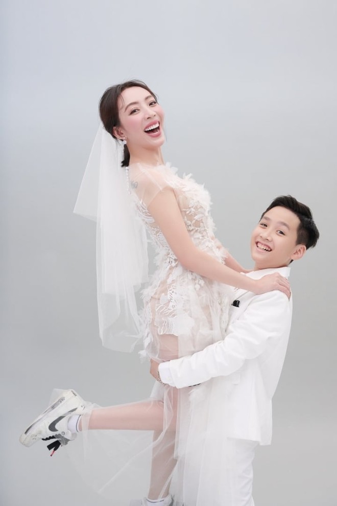 Vợ chồng Thu Trang - Tiến Luật chụp ảnh cưới cùng quý tử điển trai - Ảnh 6.