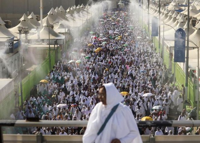 Hàng triệu người bất chấp cái nóng 48 độ C hành hương đến Thánh địa Mecca - Ảnh 5.