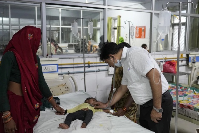 Những chiếc xe cứu thương giành giật sự sống cho bệnh nhân sốc nhiệt ở Ấn Độ - Ảnh 2.