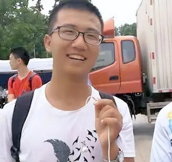 Nam sinh ch&ecirc; đề thi đại học, khi biết điểm v&agrave; ho&agrave;n cảnh gia đ&igrave;nh cậu th&igrave; ai cũng nể - Ảnh 1.