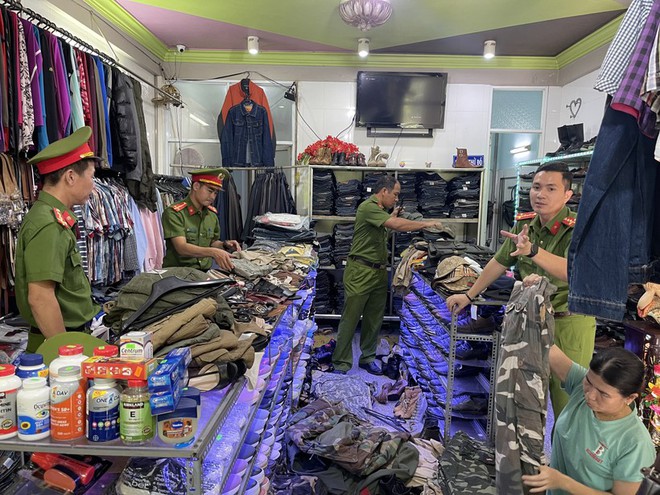 Ph&aacute;t hiện nhiều &aacute;o quần rằn ri nhập lậu tại TP Huế - Ảnh 2.