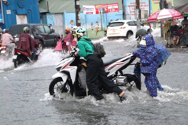 TP HCM: Mưa lớn, hàng loạt tuyến đường nuốt nửa xe máy - Ảnh 5.