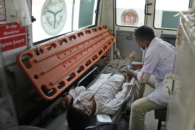 Những chiếc xe cứu thương giành giật sự sống cho bệnh nhân sốc nhiệt ở Ấn Độ - Ảnh 1.