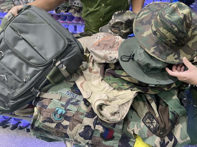 Ph&aacute;t hiện nhiều &aacute;o quần rằn ri nhập lậu tại TP Huế - Ảnh 1.