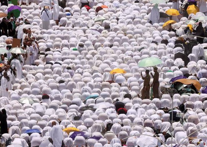 Hàng triệu người bất chấp cái nóng 48 độ C hành hương đến Thánh địa Mecca - Ảnh 2.