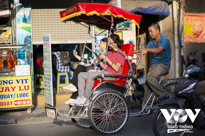 Du khách nước ngoài lại thoải mái thăm thú phố cổ Hà Nội - Ảnh 1.