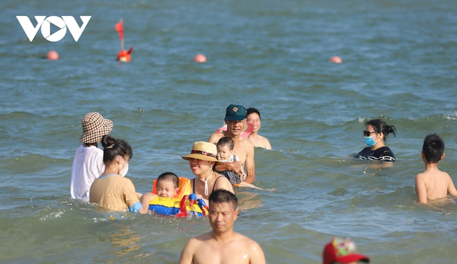 Người dân Quảng Ninh đổ xô mua máy phát điện, ra bãi biển tránh nóng - Ảnh 16.