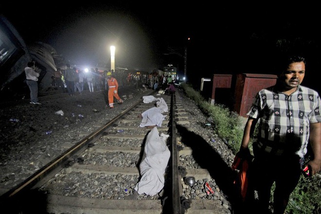 Toàn cảnh thảm họa đường sắt Ấn Độ: Cú bẻ lái tạo bi kịch tồi tệ nhất 20 năm - Ảnh 6.