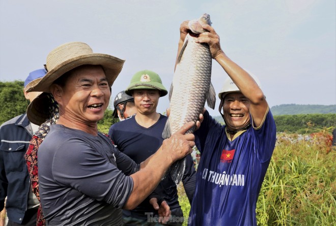 Hàng nghìn người đội nắng chen chúc bắt cá cầu may - Ảnh 11.