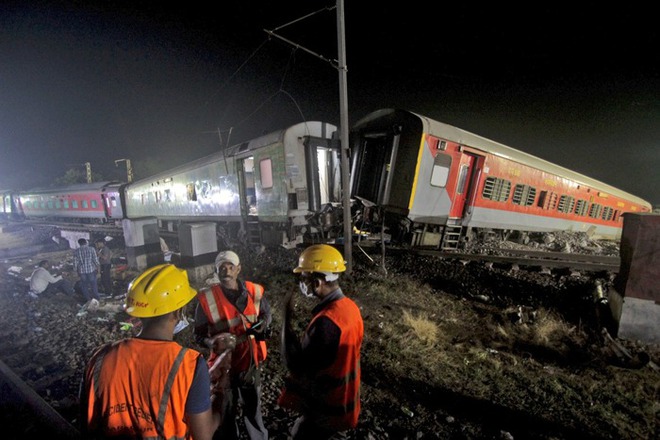 Toàn cảnh thảm họa đường sắt Ấn Độ: Cú bẻ lái tạo bi kịch tồi tệ nhất 20 năm - Ảnh 4.
