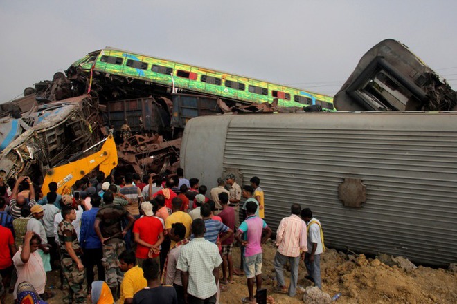 Toàn cảnh thảm họa đường sắt Ấn Độ: Cú bẻ lái tạo bi kịch tồi tệ nhất 20 năm - Ảnh 2.