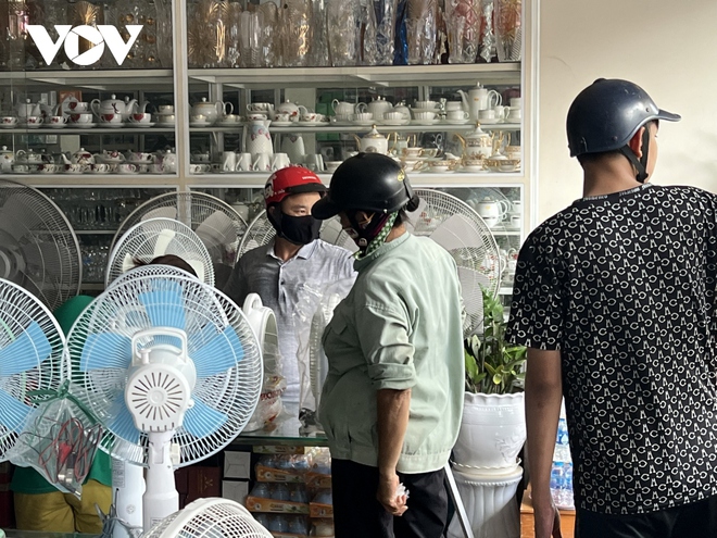 Người dân Quảng Ninh đổ xô mua máy phát điện, ra bãi biển tránh nóng - Ảnh 10.