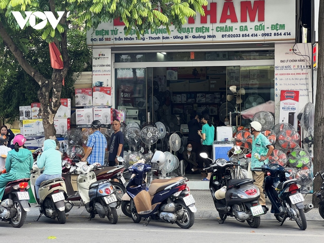 Người dân Quảng Ninh đổ xô mua máy phát điện, ra bãi biển tránh nóng - Ảnh 9.