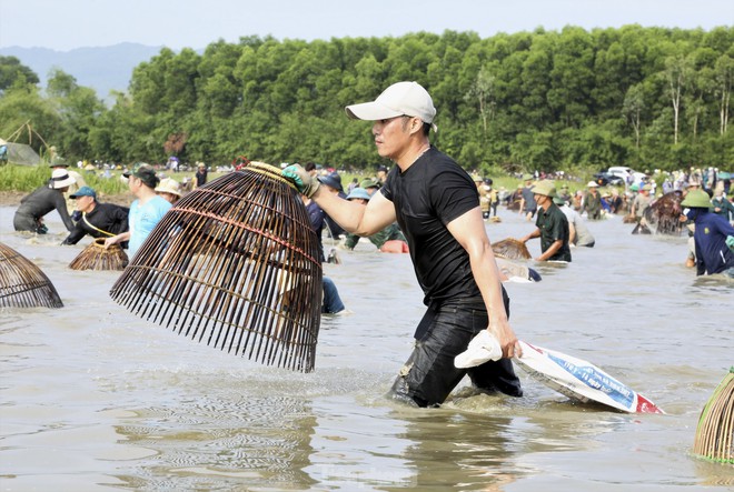 Hàng nghìn người đội nắng chen chúc bắt cá cầu may - Ảnh 7.