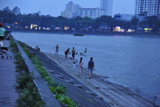 Hà Nội: Hồ Linh Đàm trở thành bãi biển giải nhiệt giữa nắng nóng đỉnh điểm, người dân lưu ý thứ luôn cần mang theo để phòng thân - Ảnh 7.