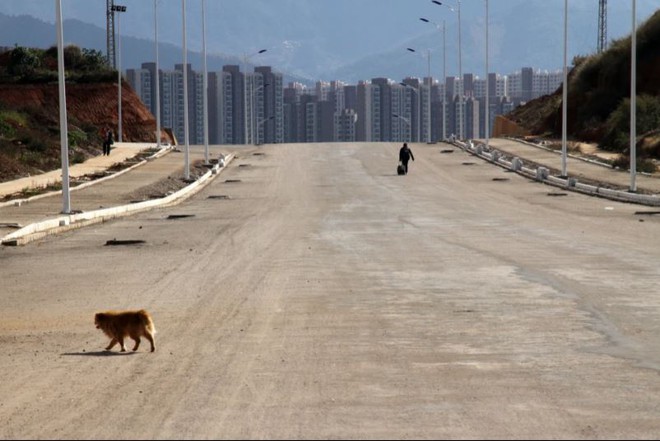 Bên trong các thành phố ma của Trung Quốc với hàng triệu căn hộ bị bỏ hoang - Ảnh 7.