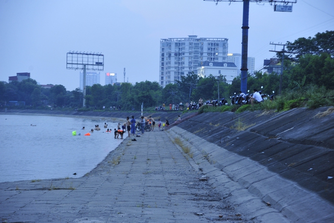 Hà Nội: Hồ Linh Đàm trở thành bãi biển giải nhiệt giữa nắng nóng đỉnh điểm, người dân lưu ý thứ luôn cần mang theo để phòng thân - Ảnh 6.