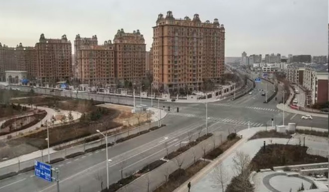 Bên trong các thành phố ma của Trung Quốc với hàng triệu căn hộ bị bỏ hoang - Ảnh 4.