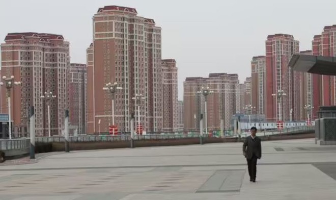 Bên trong các thành phố ma của Trung Quốc với hàng triệu căn hộ bị bỏ hoang - Ảnh 2.