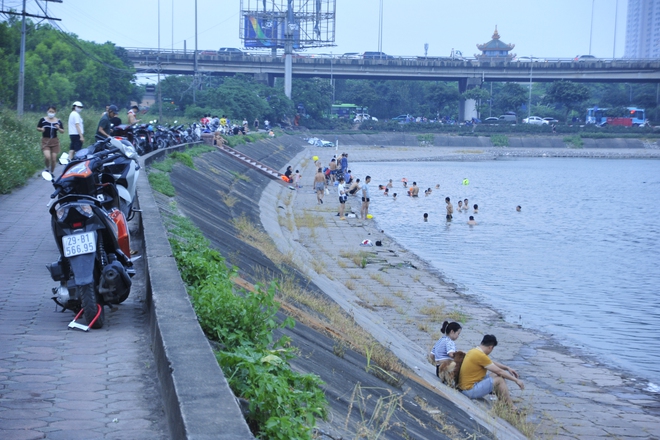 Hà Nội: Hồ Linh Đàm trở thành bãi biển giải nhiệt giữa nắng nóng đỉnh điểm, người dân lưu ý thứ luôn cần mang theo để phòng thân - Ảnh 1.