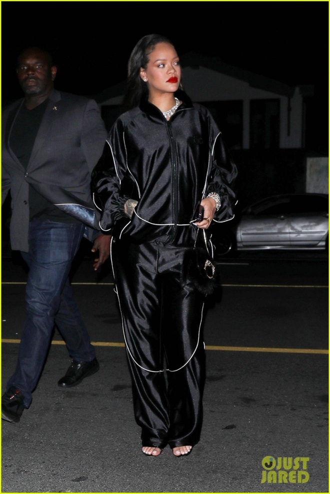 Mẹ bầu Rihanna trang điểm đậm, diện đồ tối giản đi ăn tối tại nhà hàng - Ảnh 8.