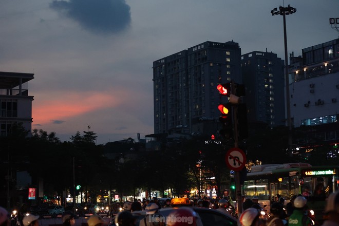 Đường phố Hà Nội bỗng tối om vì phải cắt giảm điện - Ảnh 4.
