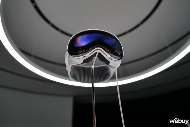 Cận cảnh k&iacute;nh thực tế hỗn hợp Apple Vision Pro gi&aacute; 3.500 USD mới ra mắt - Ảnh 6.