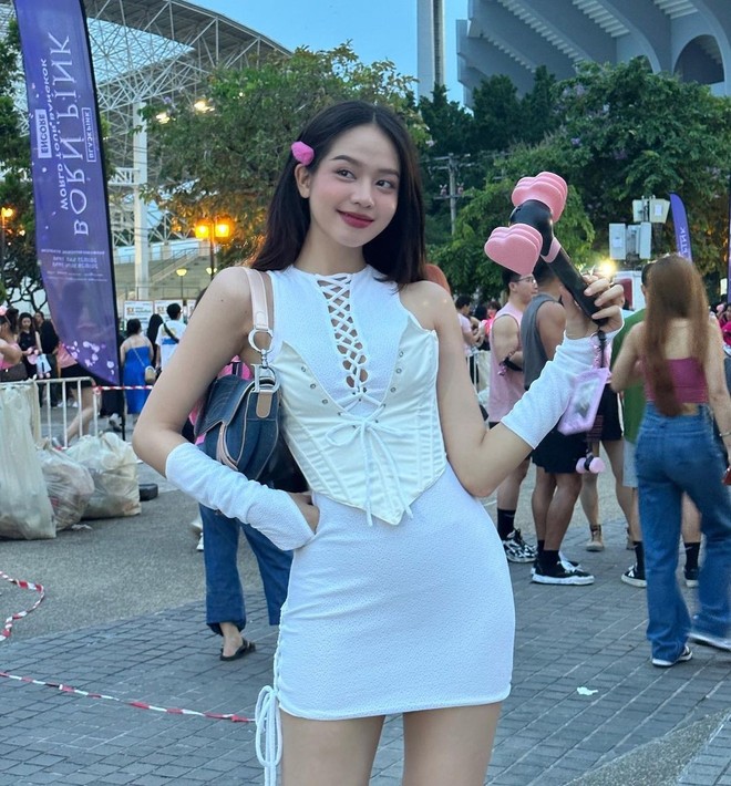 Hoa hậu Thanh Thủy chuộng mặc crop top khoe eo thon - Ảnh 4.