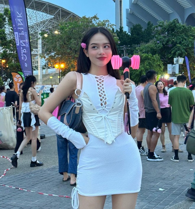 Hoa hậu Thanh Thủy chuộng mặc crop top khoe eo thon - Ảnh 4.