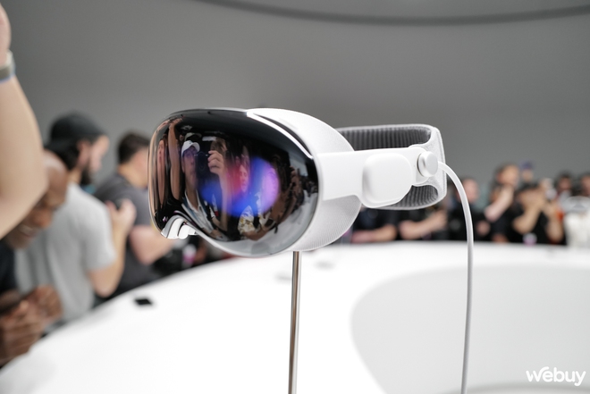 Cận cảnh k&iacute;nh thực tế hỗn hợp Apple Vision Pro gi&aacute; 3.500 USD mới ra mắt - Ảnh 2.