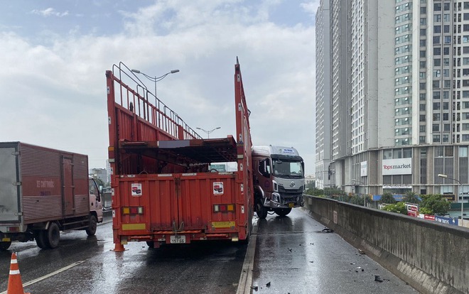 H&agrave; Nội: &Ocirc; t&ocirc; đầu k&eacute;o mất l&aacute;i, đ&acirc;m vỡ khoảng 1m lan can đường v&agrave;nh đai 3 tr&ecirc;n cao - Ảnh 2.