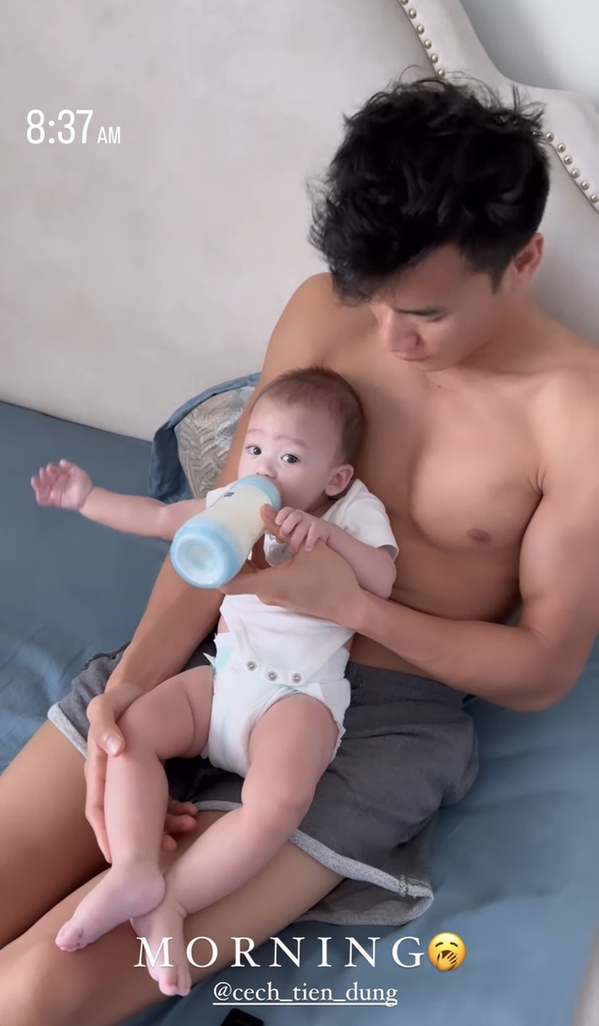 B&ugrave;i Tiến Dũng khoe cơ bắp l&uacute;c chăm con - Ảnh 2.