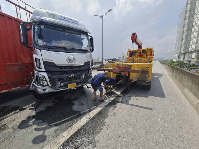 H&agrave; Nội: &Ocirc; t&ocirc; đầu k&eacute;o mất l&aacute;i, đ&acirc;m vỡ khoảng 1m lan can đường v&agrave;nh đai 3 tr&ecirc;n cao - Ảnh 1.