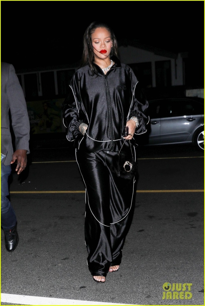 Mẹ bầu Rihanna trang điểm đậm, diện đồ tối giản đi ăn tối tại nhà hàng - Ảnh 1.