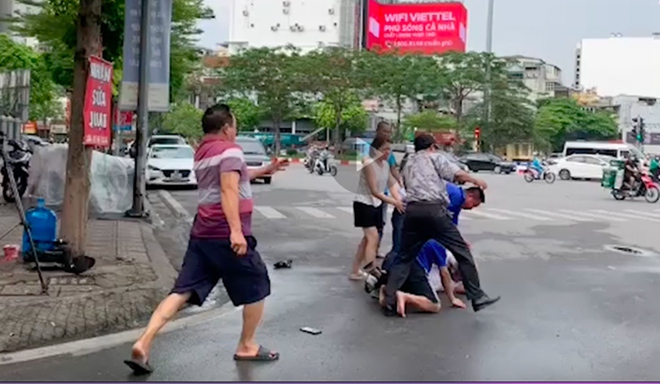 Ph&oacute;ng vi&ecirc;n Đ&agrave;i PT-TH H&agrave; Nội bị 2 đối tượng h&agrave;nh hung khi đang t&aacute;c nghiệp - Ảnh 1.