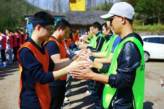 Nhảy bao bố và chụp ảnh tập thể dưới nắng khi đi team building: Nghĩ tới đã thấy sợ! - Ảnh 2.