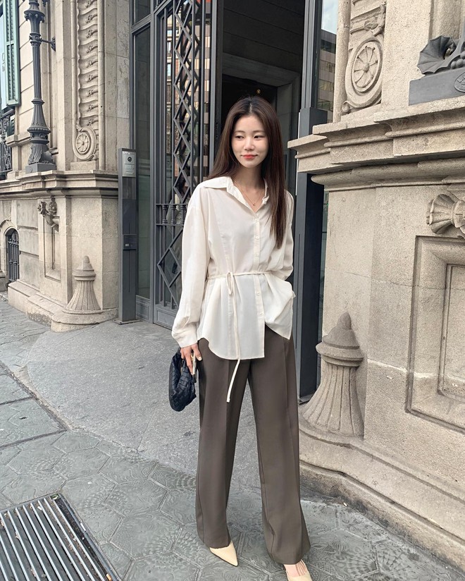 Mặc đẹp kh&ocirc;ng kh&oacute; với &aacute;o sơ mi trắng - Ảnh 7.