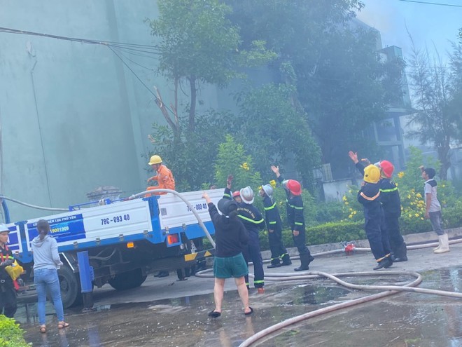 Ch&aacute;y lớn tại khu c&ocirc;ng nghiệp ở Ph&uacute; Y&ecirc;n - Ảnh 1.