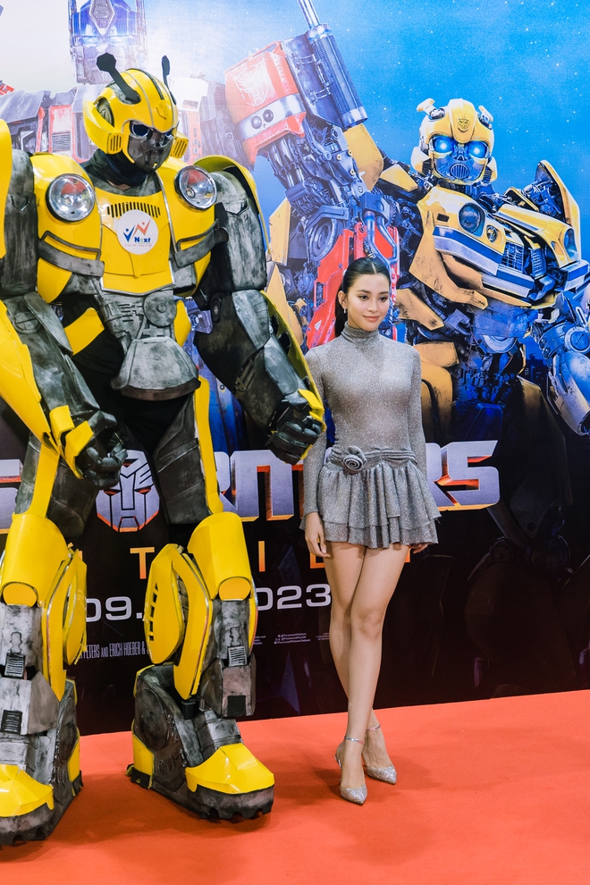 Tiểu Vy đẹp kiêu sa giữa dàn sao trên thảm đỏ Transformers  - Ảnh 1.