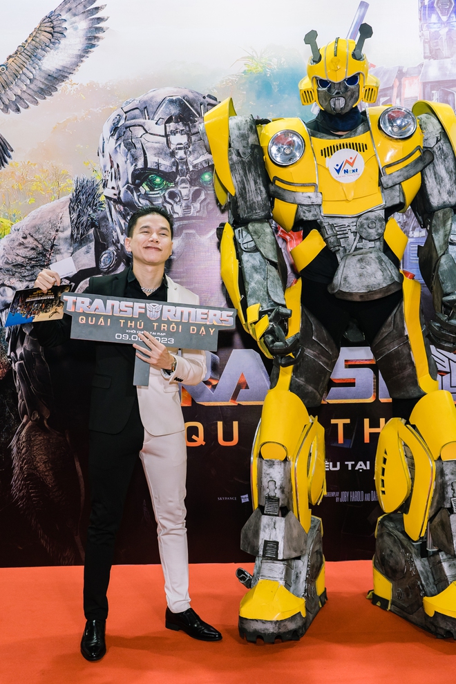 Tiểu Vy đẹp kiêu sa giữa dàn sao trên thảm đỏ Transformers  - Ảnh 7.