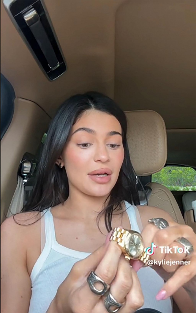 Con gái 5 tuổi của Kylie Jenner đeo đồng hồ Rolex gần 1 tỷ đồng - Ảnh 2.