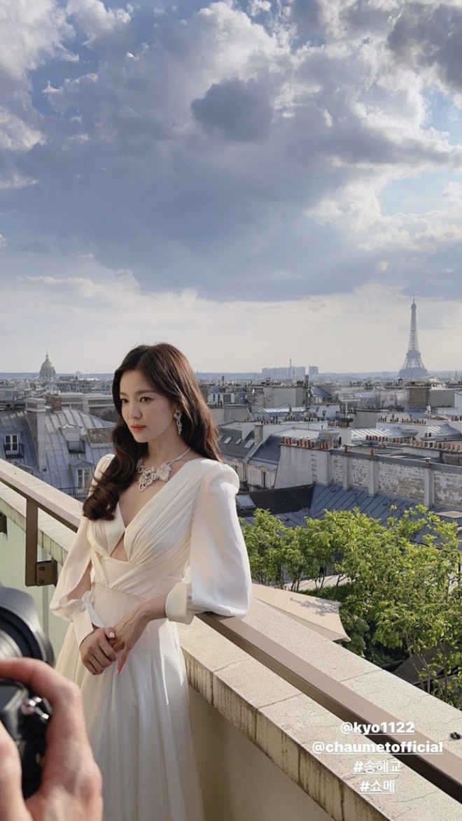 Song Hye Kyo xuất hiện kiêu sa bên cạnh đàn em kém 16 tuổi - Ảnh 3.