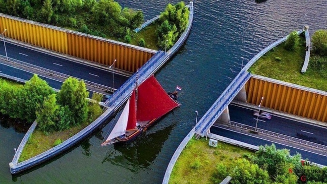 Cây cầu nước nơi tàu thuyền và ô tô giao nhau như ảo ảnh quang học - Ảnh 3.