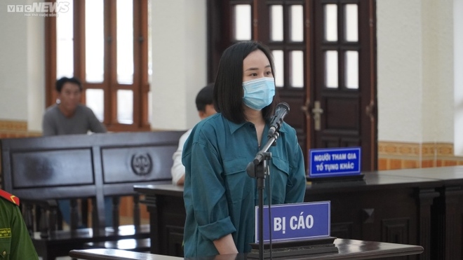 Hotgirl Tina Dương hầu tòa, ngoại hình thay đổi gây chú ý - Ảnh 2.