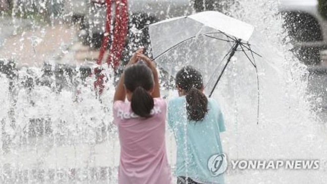 Hàn Quốc nâng mức cảnh báo vì nắng nóng - Ảnh 1.